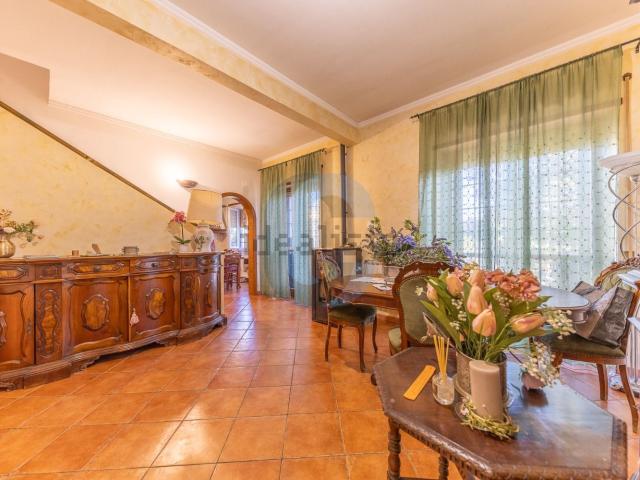 Case e ville in vendita di 300 m² in Via Ventotene, 11