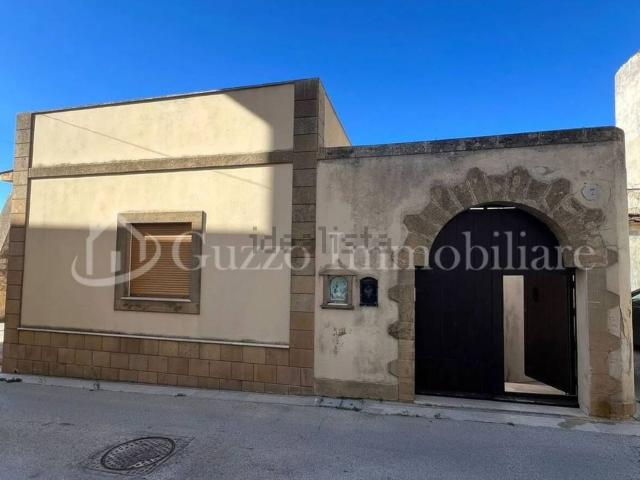 Case e ville in vendita di 300 m² in Via Vespri