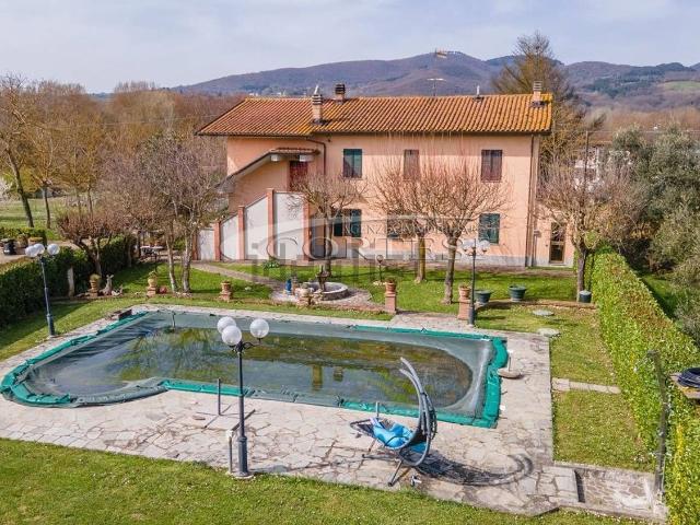Case e ville in vendita di 300 m² in Viale Umbria