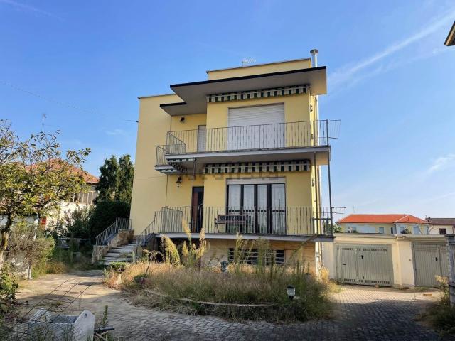 Case e ville in vendita di 300 m² in Viale A. C. Capettini