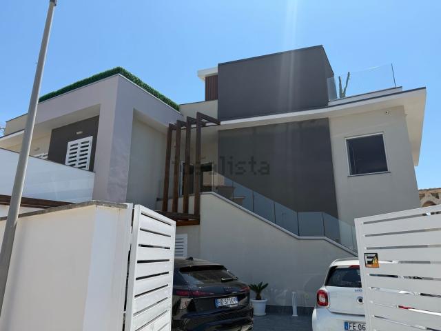Case e ville in vendita di 300 m² in Viale delle Genziane, 63