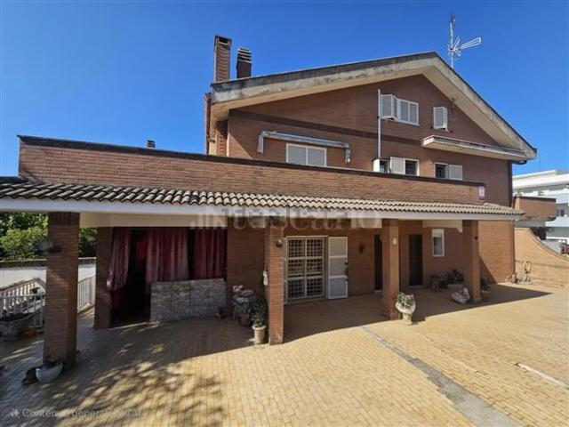 Case e ville in vendita di 300 m² in Viale Silvana
