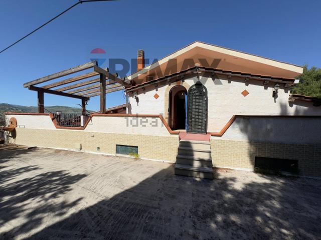 Case e ville in vendita di 300 m² in Contrada Conza, 14