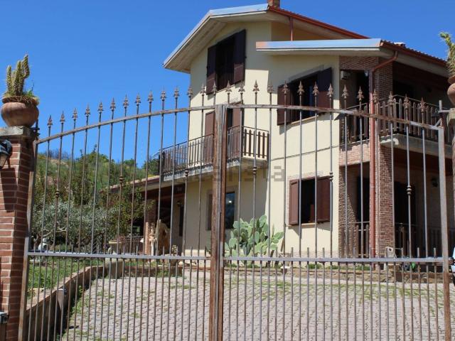 Case e ville in vendita di 300 m² in Contrada Colla