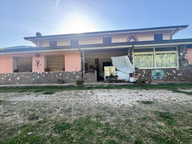 Case e ville in vendita di 300 m² in Contrada Muggito