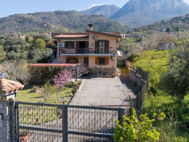 Case e ville in vendita di 300 m² in Contrada Pantaide, 16