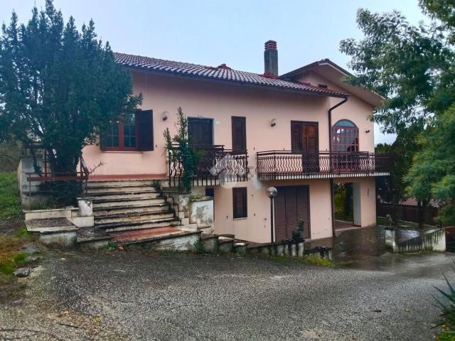 Case e ville in vendita di 300 m² in Contrada Scarano