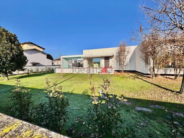 Case e ville in vendita di 300 m² in Largo Monsignor Luigi Donarini, 1