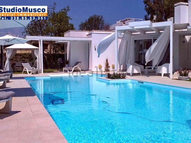 Case e ville in vendita di 300 m² in Lungomare Circe