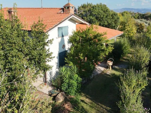 Case e ville in vendita di 300 m² in Strada Comunale Casalbono, 4204