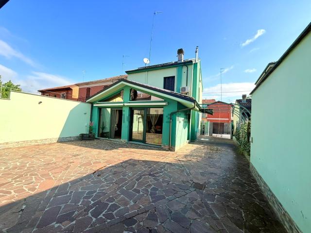 Case e ville in vendita di 300 m² in Strada Casalcermelli, 41
