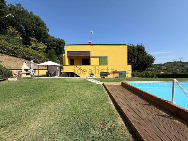 Case e ville in vendita di 300 m² in Strada Cerreto