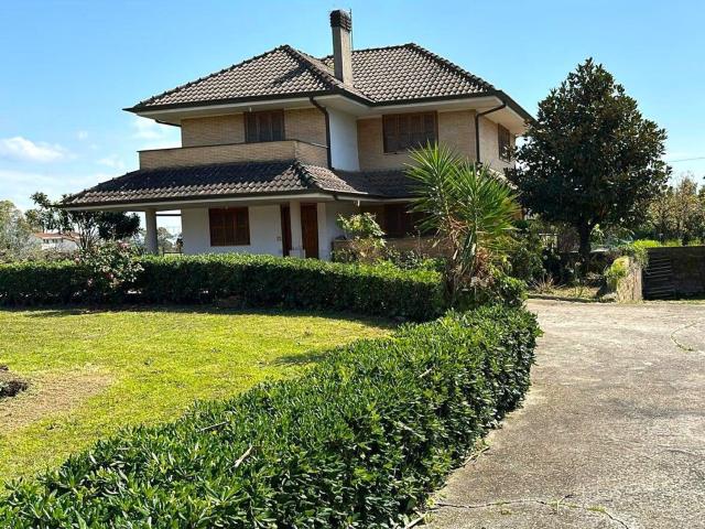 Case e ville in vendita di 300 m² in Strada della Rosa