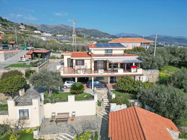 Case e ville in vendita di 300 m² in Strada Madonna della Villetta, 1
