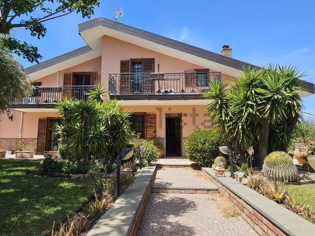 Case e ville in vendita di 365 m² in Strada Provinciale 134