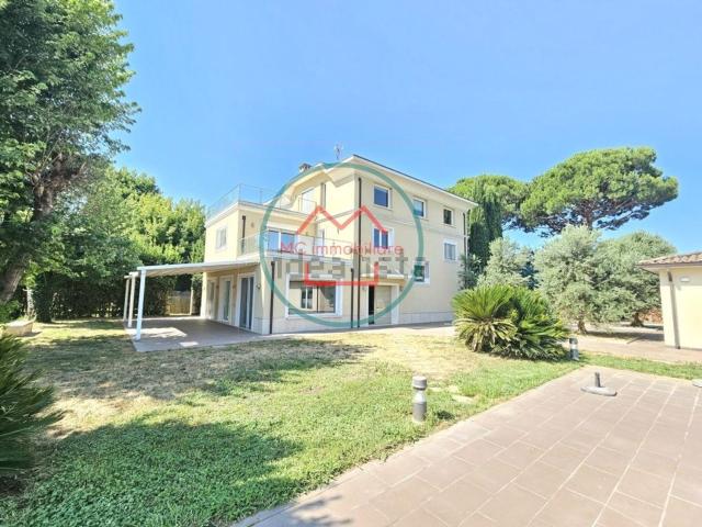 Case e ville in vendita di 300 m² in Strada Provinciale Romana