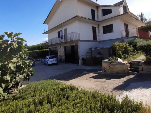 Case e ville in vendita di 301 m²