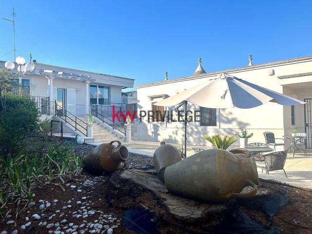 Case e ville in vendita di 301 m² in Via Cisternino Zona M, 63