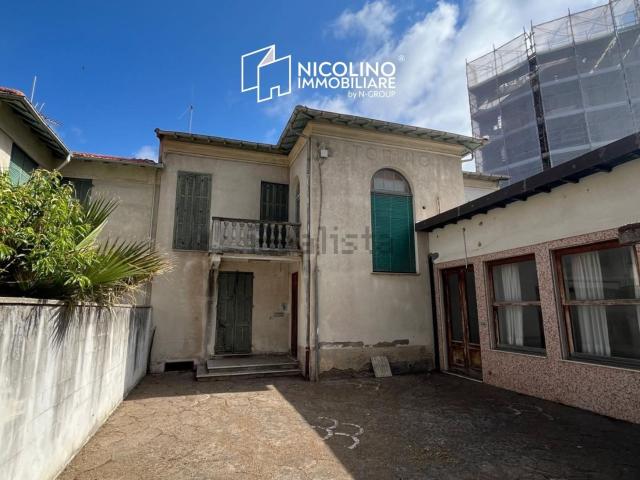 Case e ville in vendita di 301 m² in Via Febo, 12