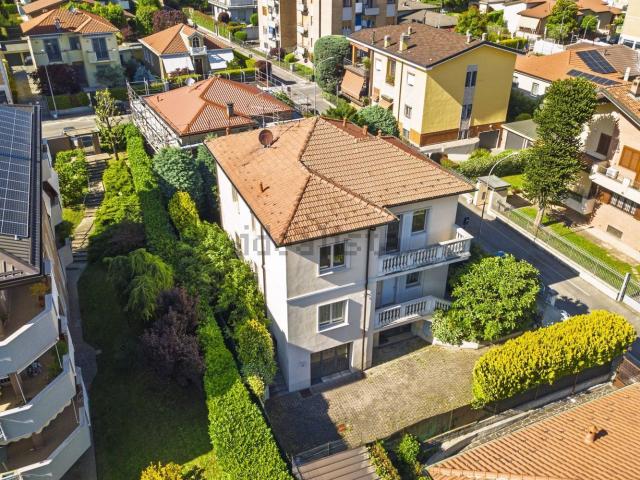 Case e ville in vendita di 302 m² in Via Monte Bianco, 4