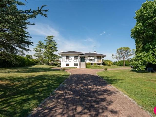 Case e ville in vendita di 303 m² in Via Taglio