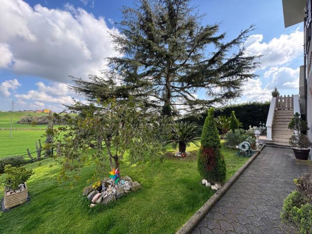 Case e ville in vendita di 304 m² in Via Castagnetta