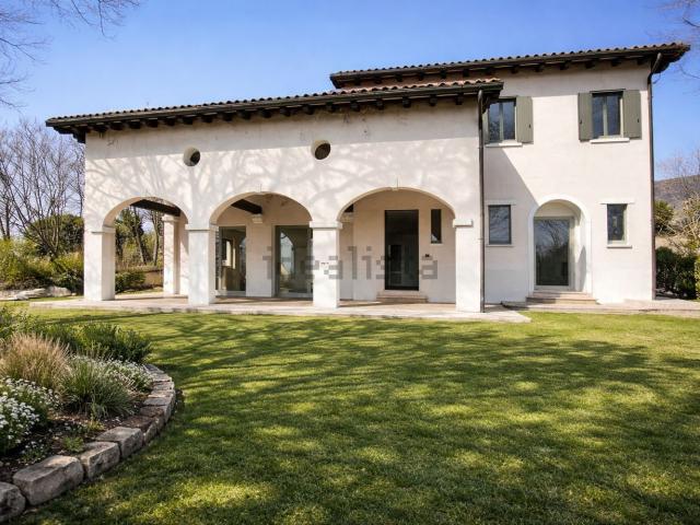 Case e ville in vendita di 304 m² in Via Schefferla, 10