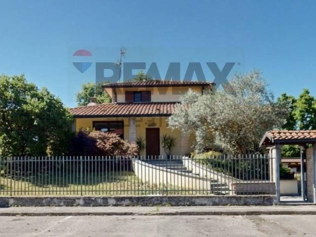 Case e ville in vendita di 304 m² in Via Plutone, 15