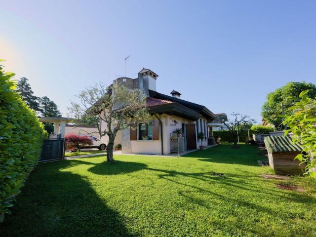 Case e ville in vendita di 304 m² in Via Rinaldo Cogolo
