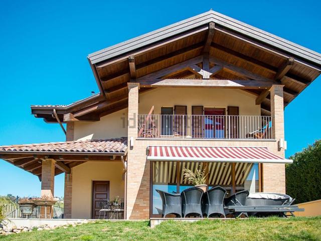 Case e ville in vendita di 304 m² in Via Viapiana