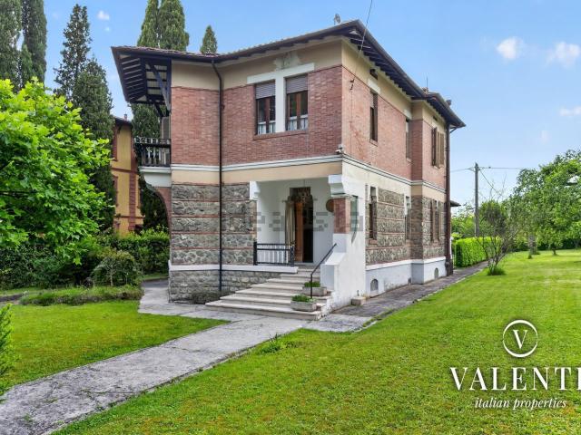 Case e ville in vendita di 304 m² in Viale Cesare Biondi