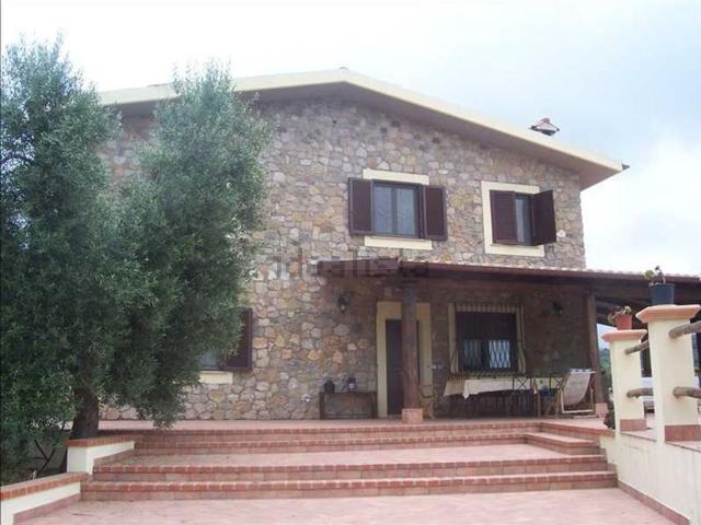 Case e ville in vendita di 304 m² in Strada Campo Soriano