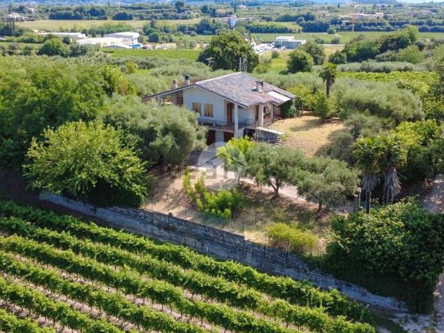 Case e ville in vendita di 305 m²