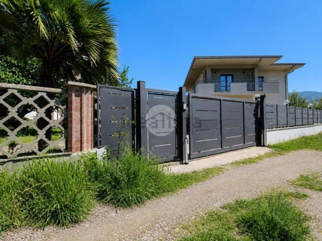 Case e ville in vendita di 305 m² in Via Coretta, 12