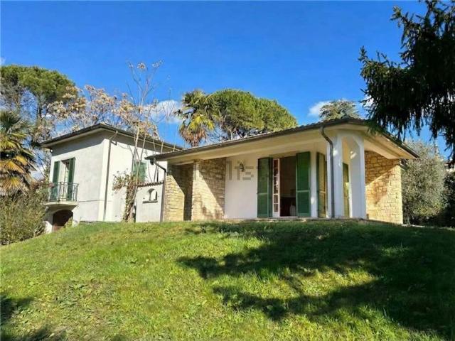 Case e ville in vendita di 305 m² in Via Castel Montecchio