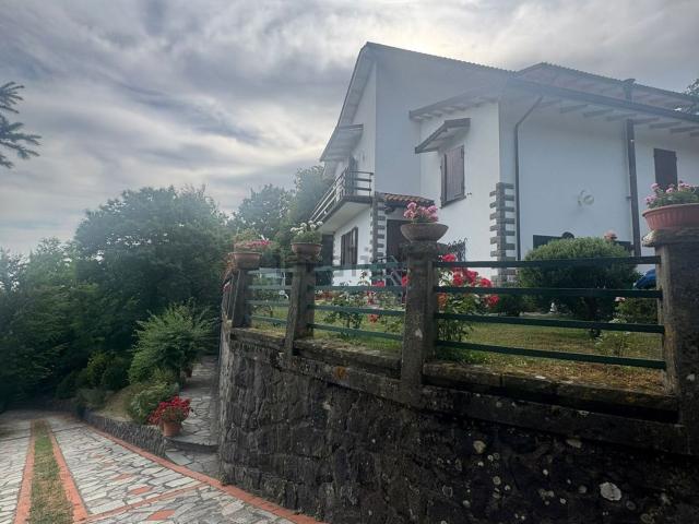 Case e ville in vendita di 305 m² in Via Bolognese
