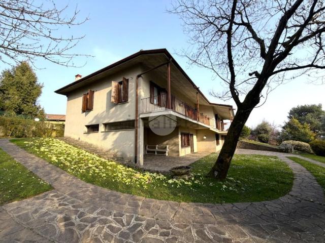 Case e ville in vendita di 305 m² in Via del Colle, 11