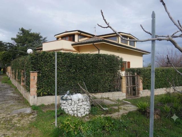 Case e ville in vendita di 305 m² in Via del Tesoro, 29
