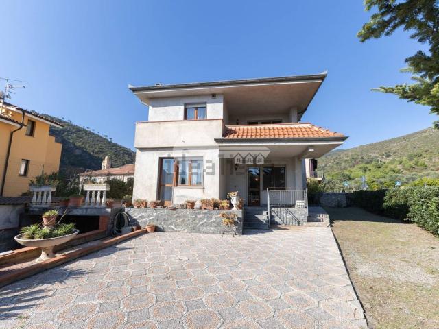Case e ville in vendita di 305 m² in Via Nuova, 61