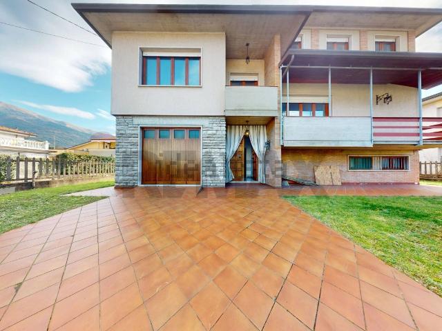 Case e ville in vendita di 305 m² in Via Vittorio Bachelet, 8