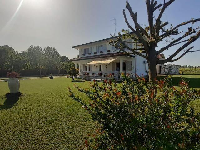 Case e ville in vendita di 305 m² in Via Viola, 11