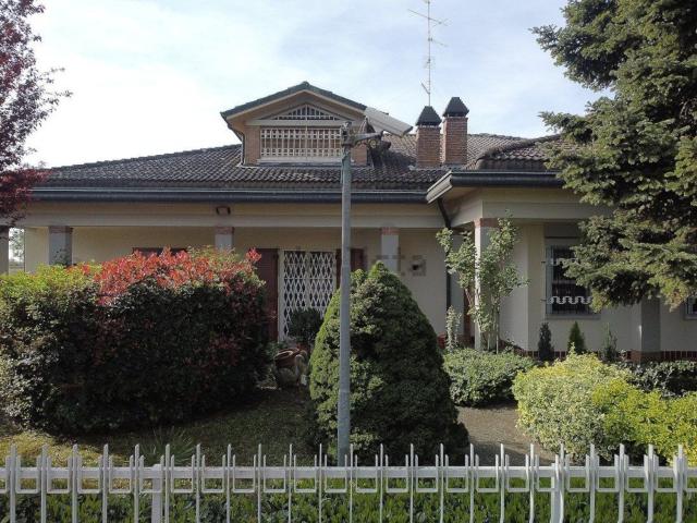Case e ville in vendita di 305 m² in Via XII Febbraio 1945