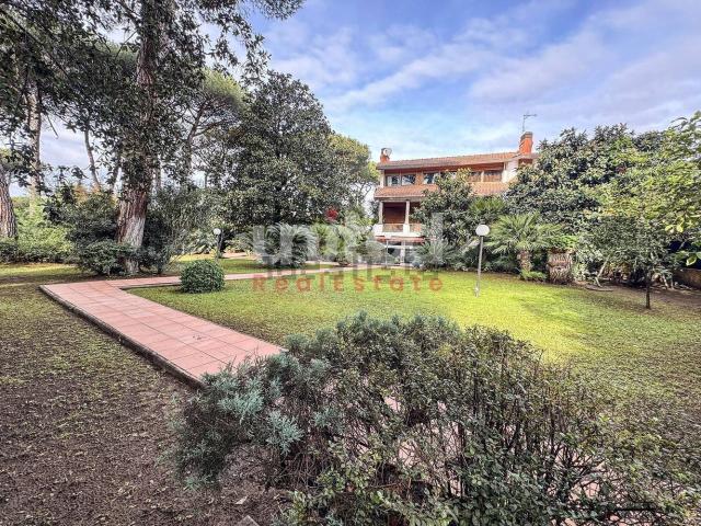 Case e ville in vendita di 305 m² in Viale Gorgia di Leontini