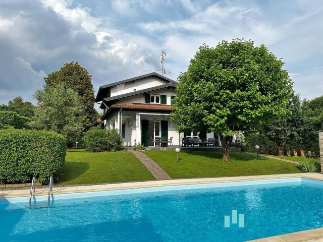 Case e ville in vendita di 306 m² in Via Meraccio