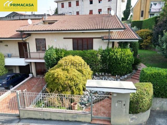 Case e ville in vendita di 307 m² in Via Lelio Emigli