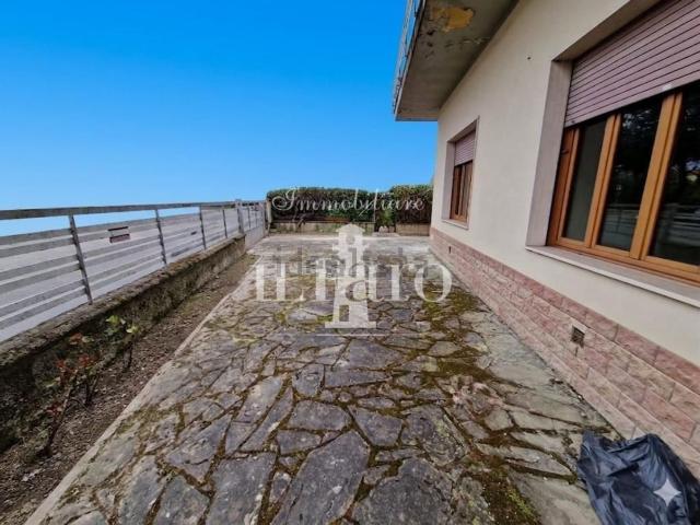 Case e ville in vendita di 308 m² in Via F. Caracciolo, 50013