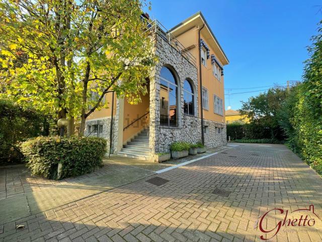 Case e ville in vendita di 308 m² in Viale della Resistenza, 2