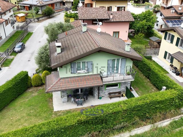 Case e ville in vendita di 309 m² in Via Colombaio, 16