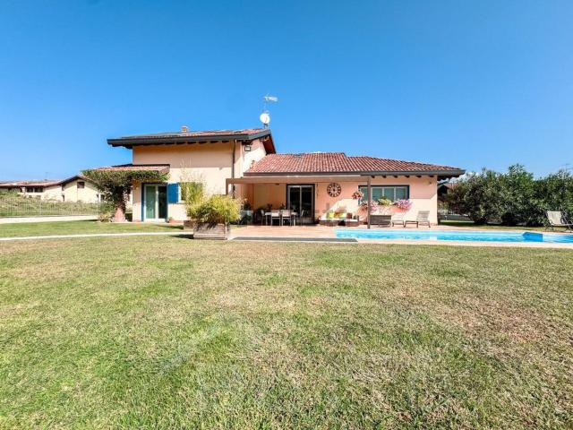 Case e ville in vendita di 309 m² in Via Dante Alighieri, 81