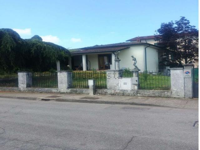 Case e ville in vendita di 309 m² in Via Luigi Einaudi